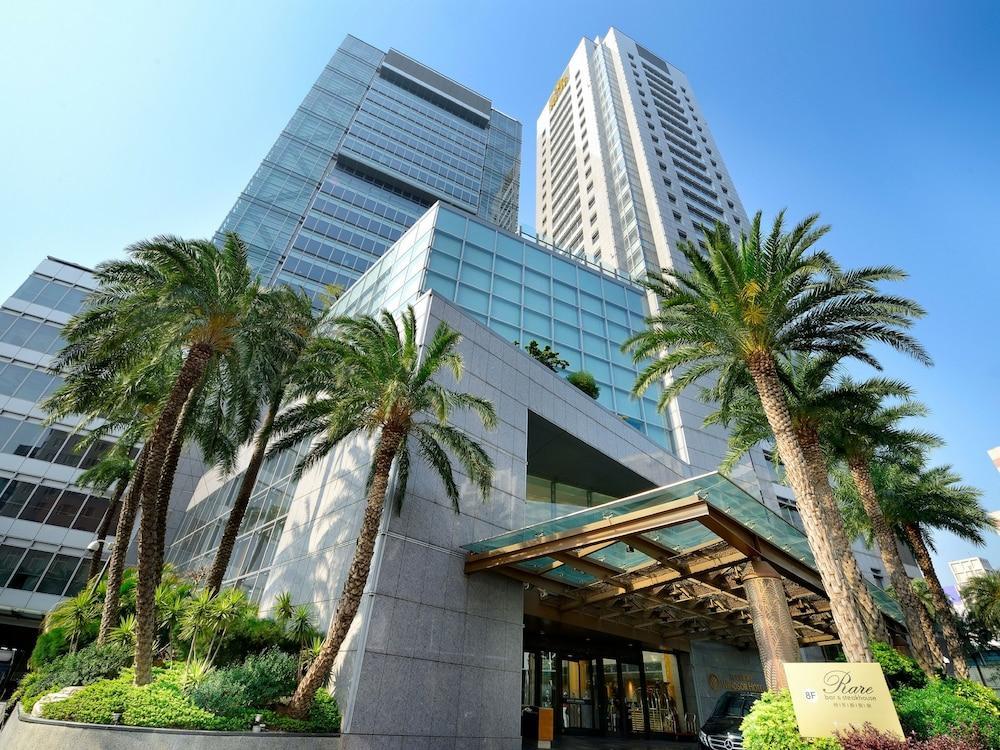 Windsor Hotel Taichung Bagian luar foto The entrance of the hotel