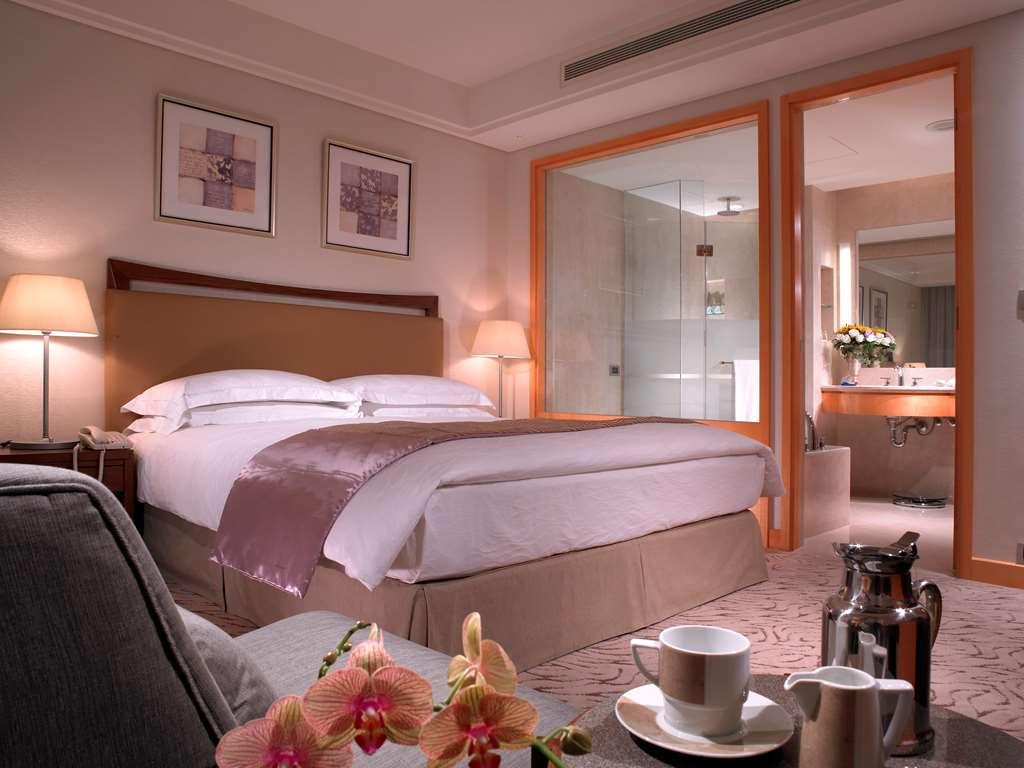 Windsor Hotel Taichung Ruang foto A suite at the Mandarin Oriental, Hong Kong