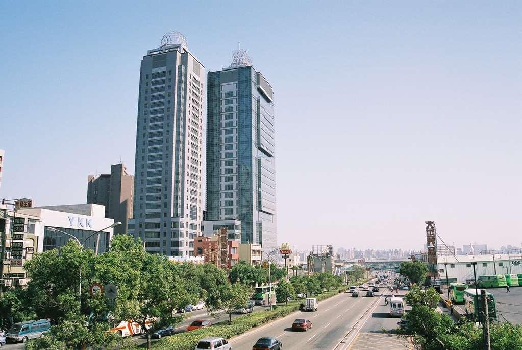 Windsor Hotel Taichung Bagian luar foto View of the city