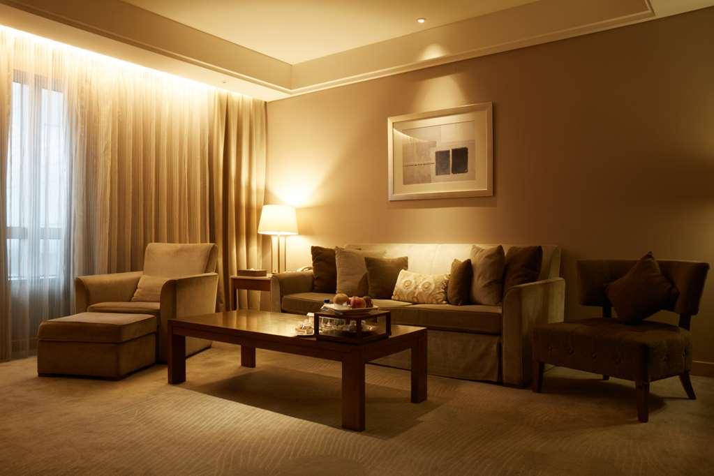 Windsor Hotel Taichung Ruang foto A living room with indirect lighting