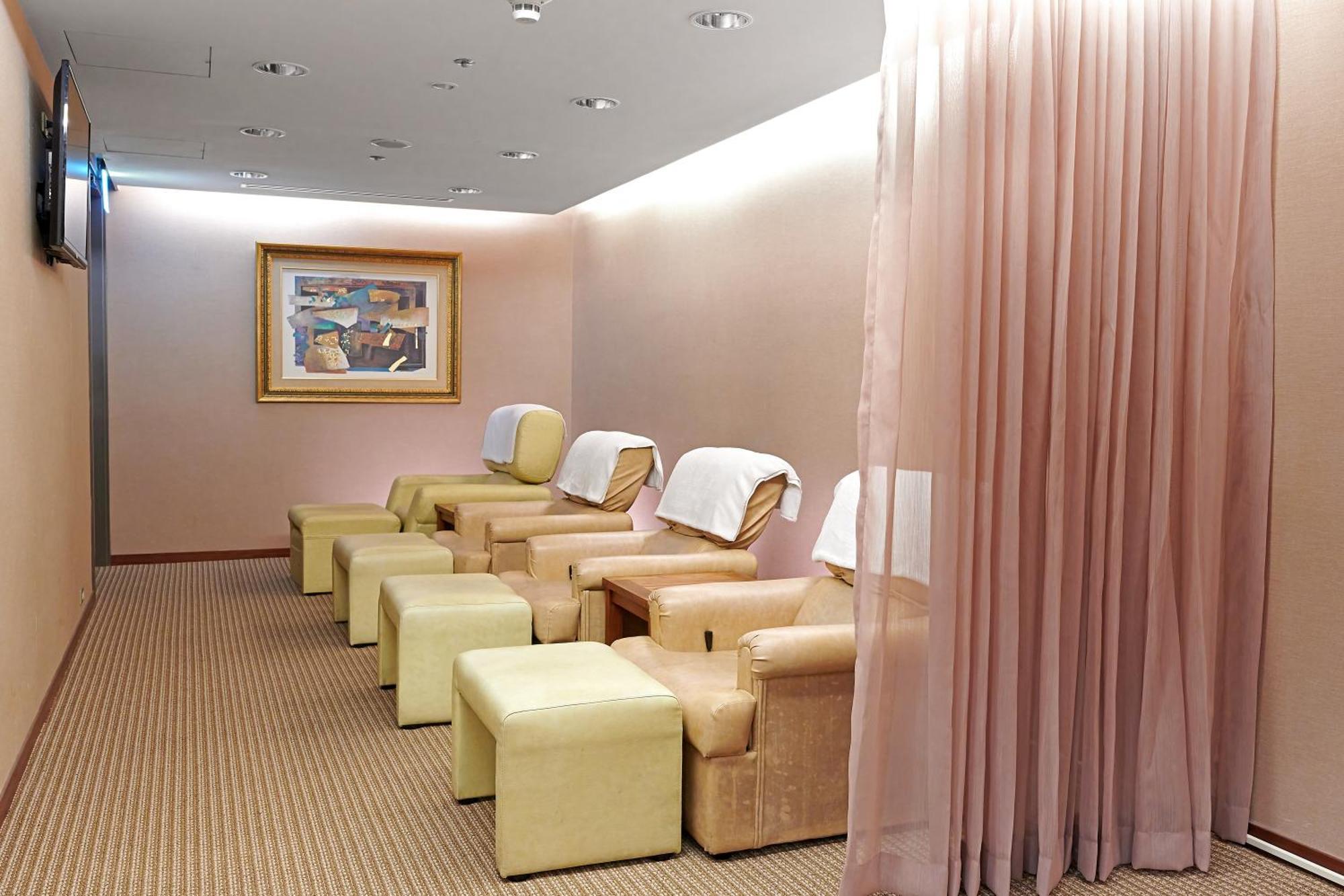 Windsor Hotel Taichung Bagian luar foto A foot massage parlor in Hong Kong