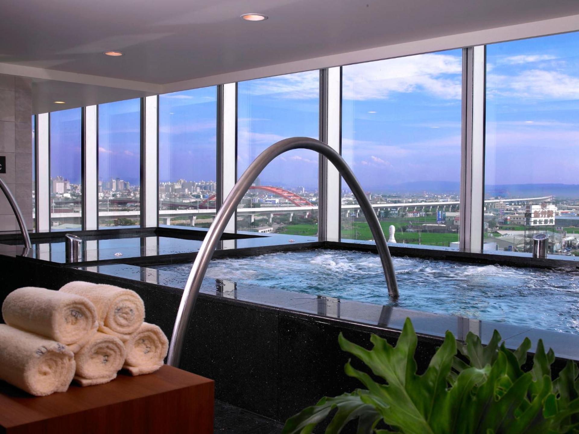 Windsor Hotel Taichung Bagian luar foto The spa at the InterContinental