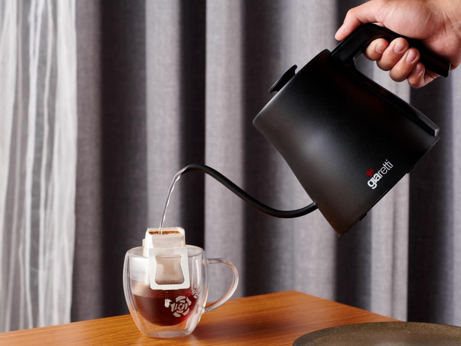 Windsor Hotel Taichung Bagian luar foto A kettle in use