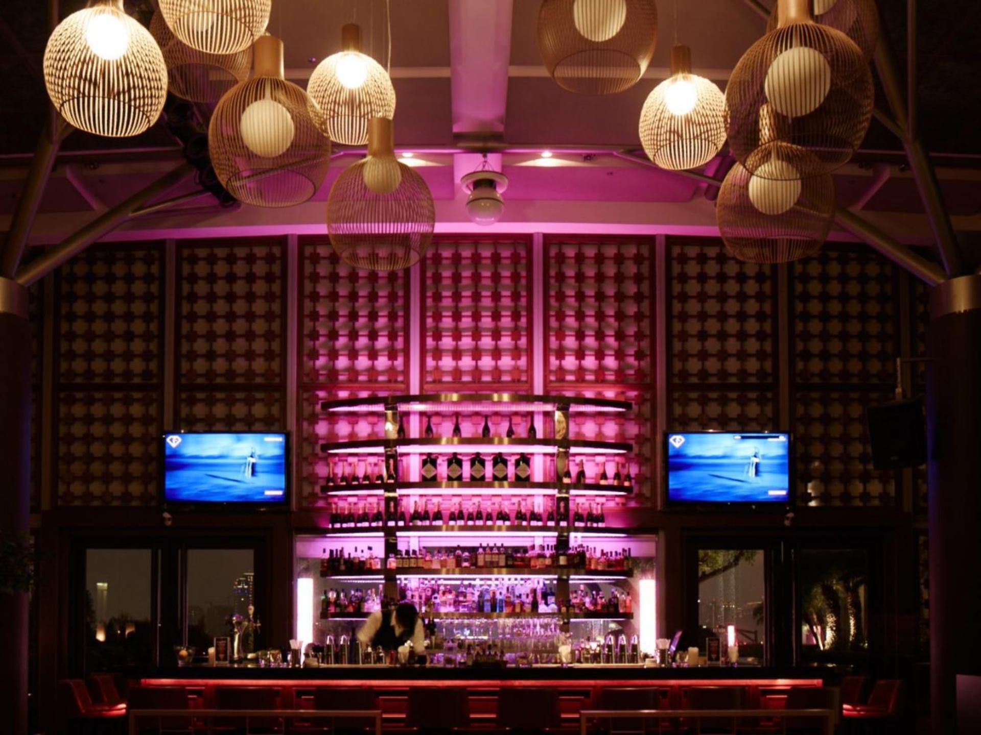 Windsor Hotel Taichung Bagian luar foto The bar at the nightclub