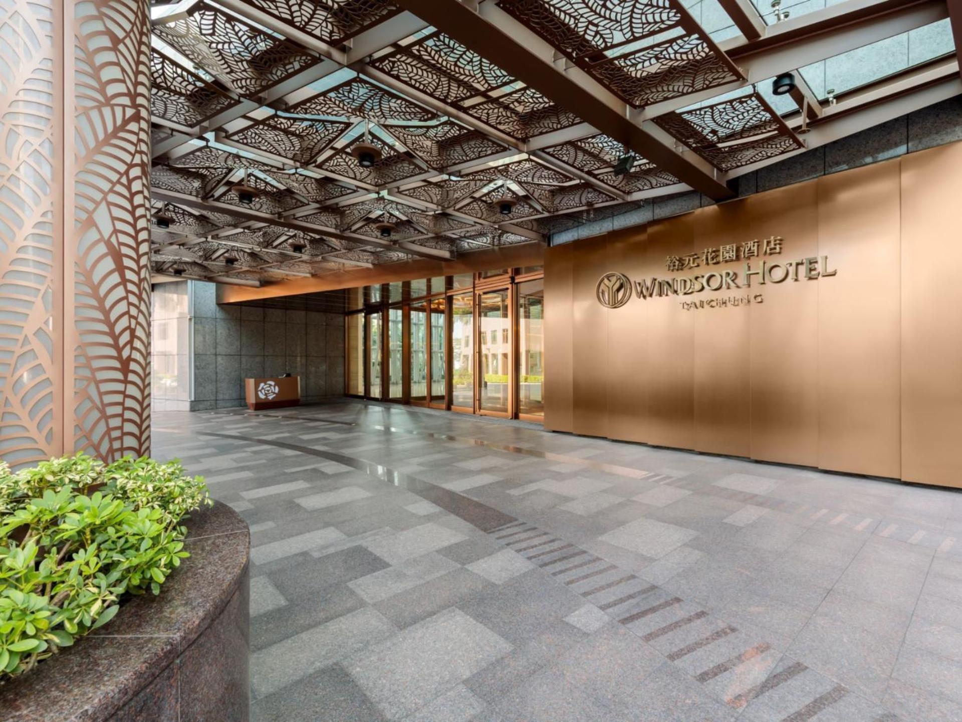 Windsor Hotel Taichung Bagian luar foto The hotel's entrance