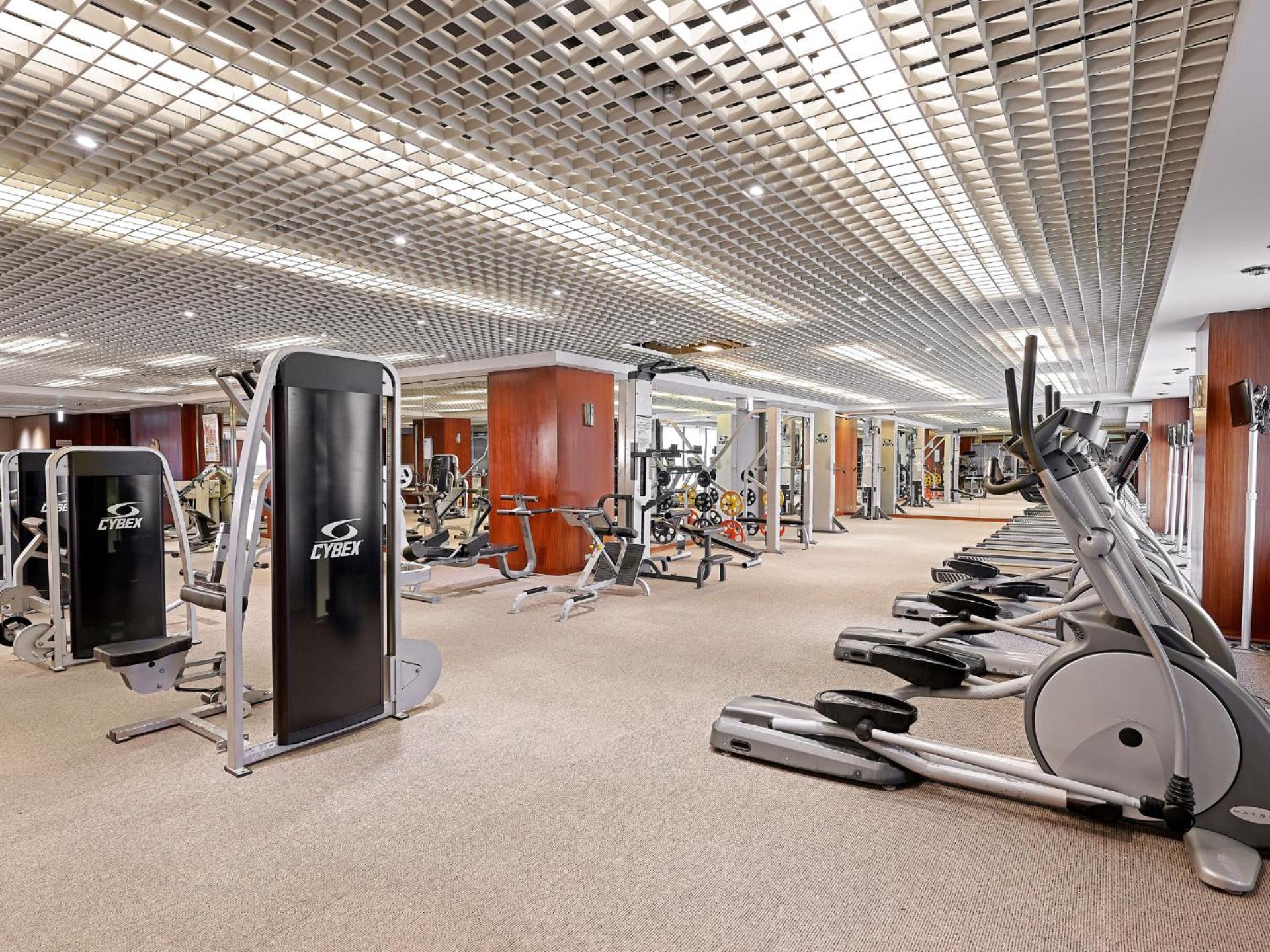 Windsor Hotel Taichung Bagian luar foto The gym at the Mandarin Oriental, Hong Kong