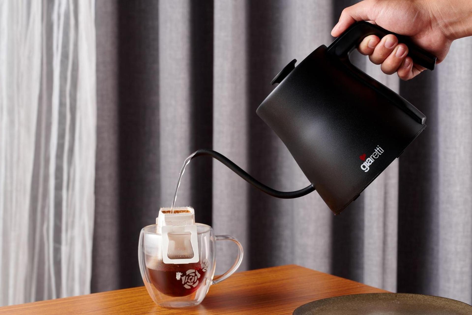 Windsor Hotel Taichung Bagian luar foto A kettle in use