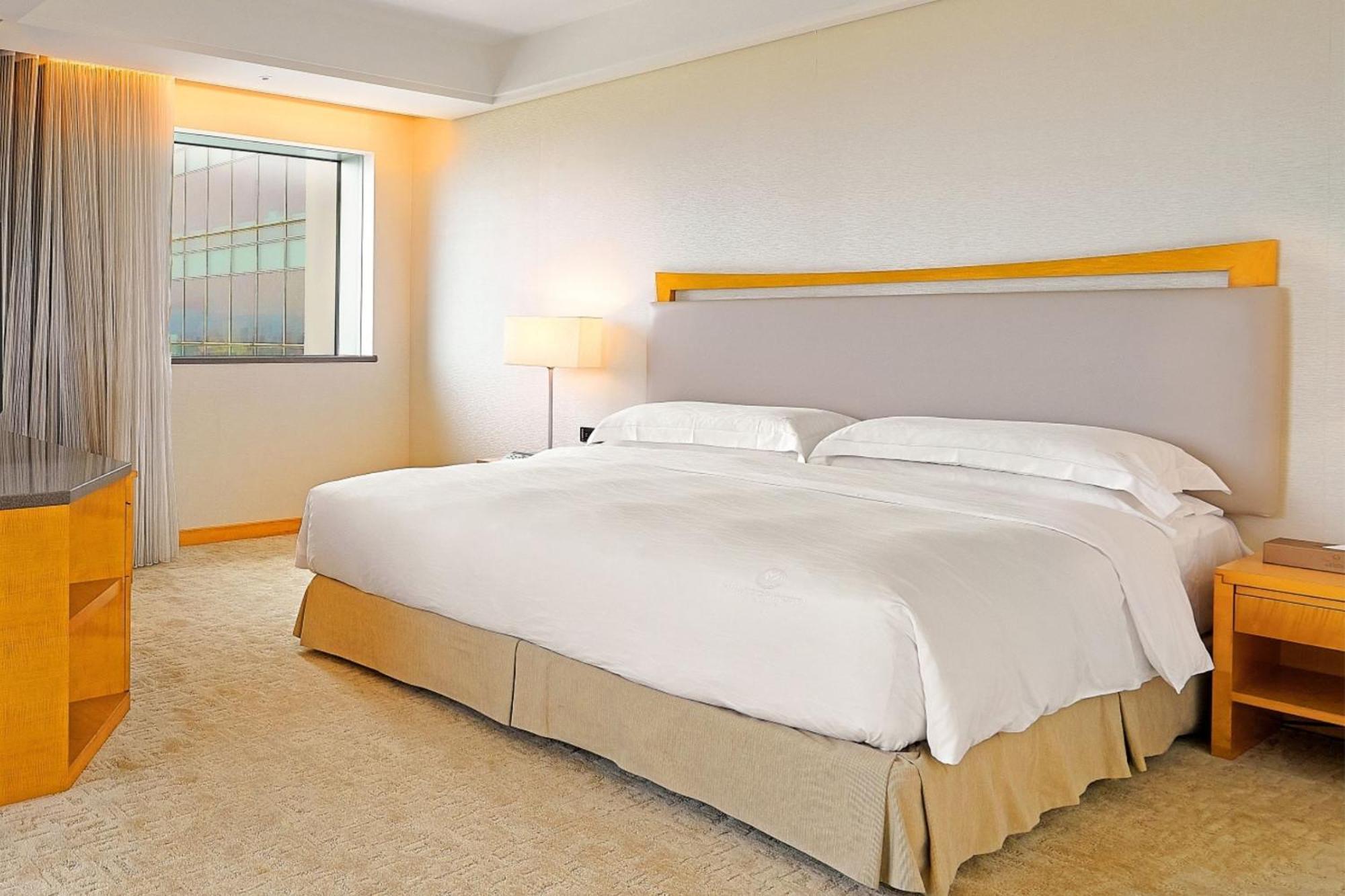 Windsor Hotel Taichung Ruang foto A bedroom at the hotel