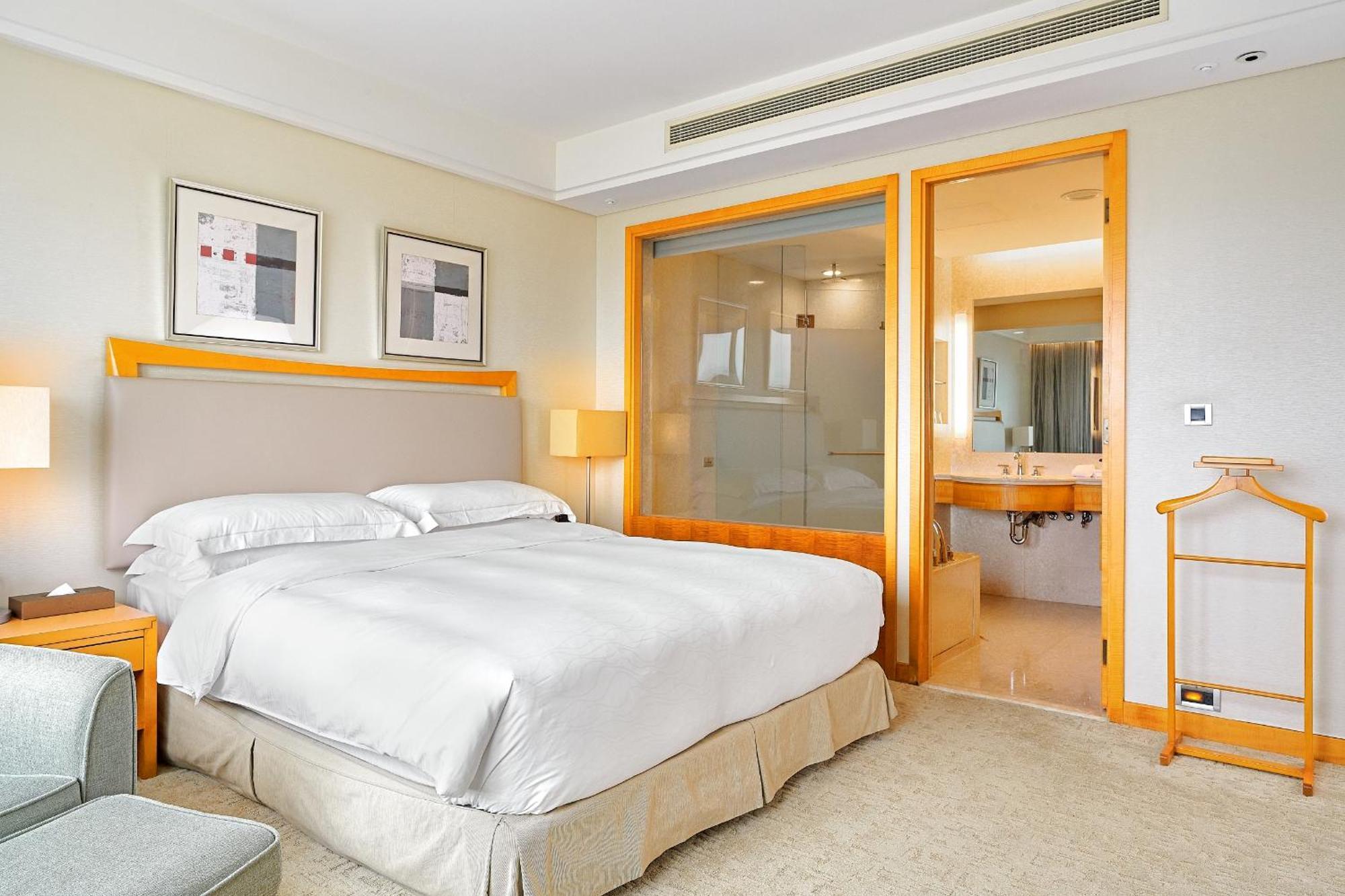 Windsor Hotel Taichung Ruang foto A bedroom at the hotel