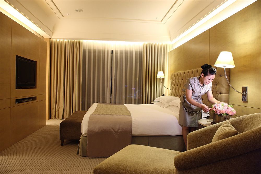 Windsor Hotel Taichung Bagian luar foto A hotel maid making a bed