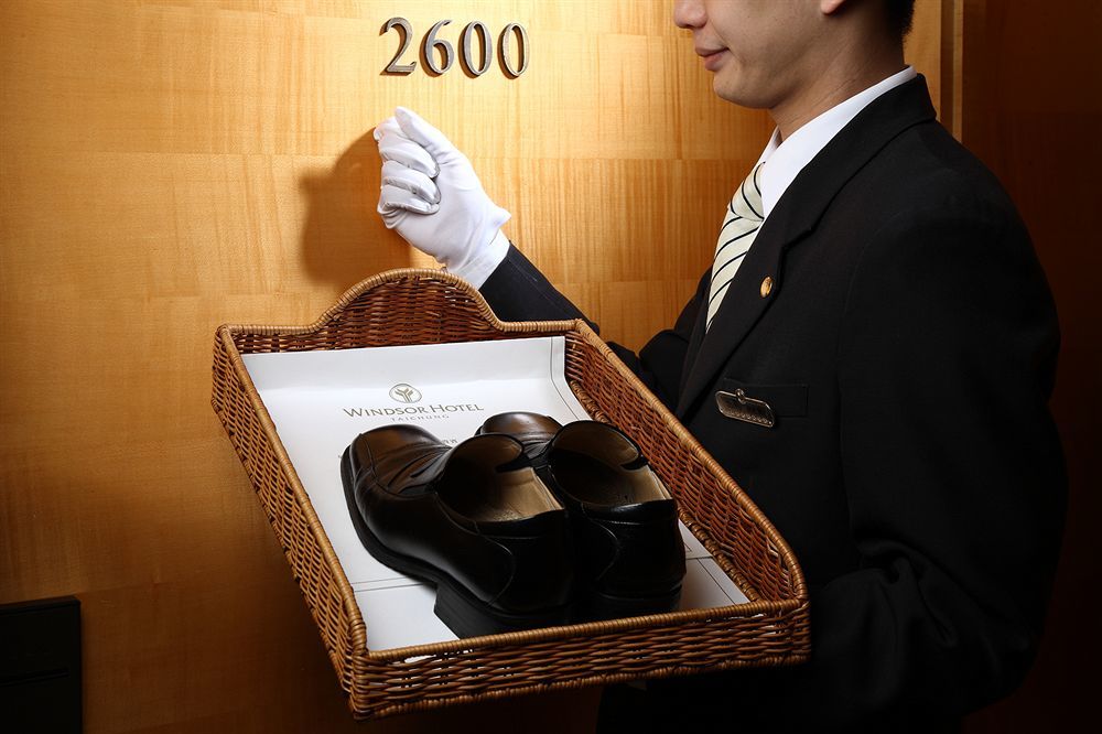 Windsor Hotel Taichung Bagian luar foto A bellboy delivering shoes to a guest