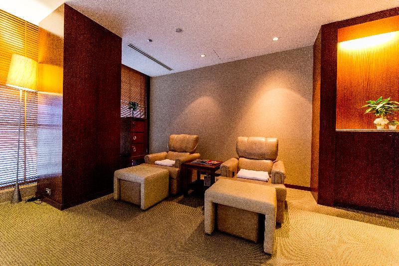 Windsor Hotel Taichung Bagian luar foto A foot reflexology room at a spa