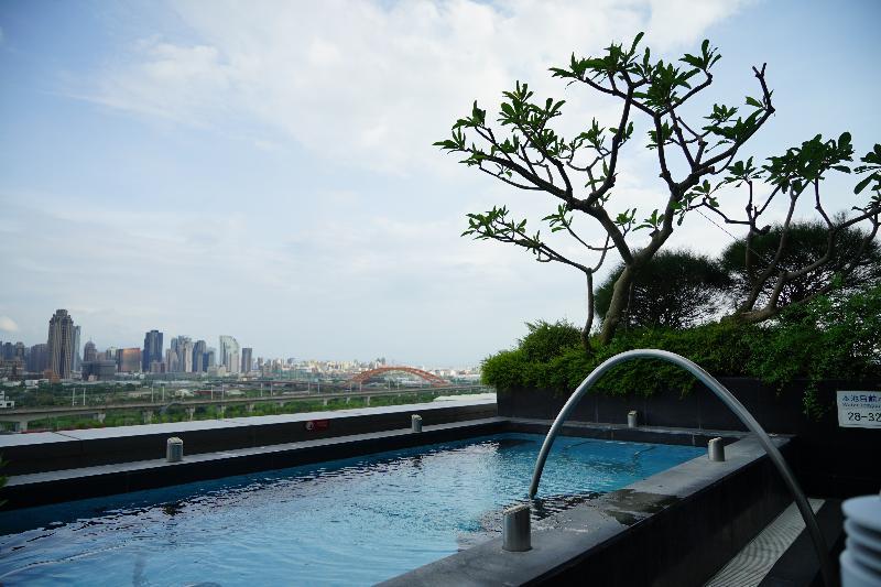 Windsor Hotel Taichung Bagian luar foto The pool at the top of the hotel