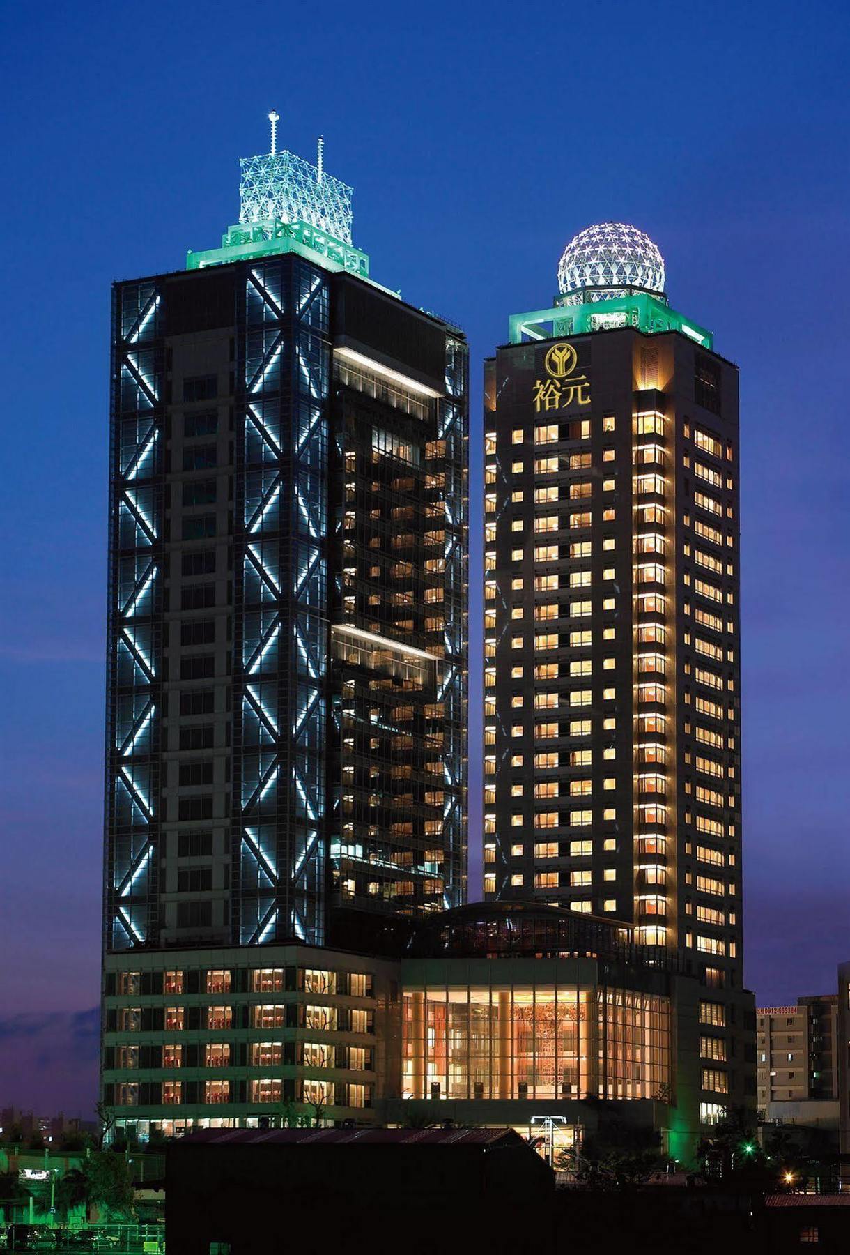 Windsor Hotel Taichung Bagian luar foto The hotel at night